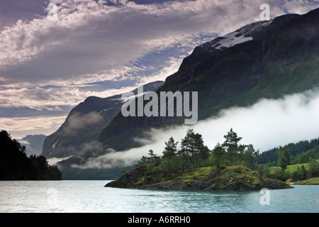 Misty morning at Loenvatnet Lake in the Norwegian fjords, Norway Foto Stock