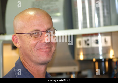 Lavoratore matura in officina in metallo Foto Stock