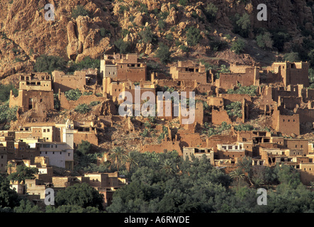 Africa, Marocco, Ameln Valley, Asgaour, Casbah (case fortificate fatte di fango e paglia) e moschea nel piccolo villaggio Foto Stock