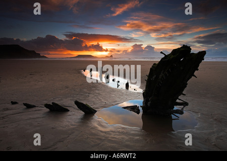 Tramonto a Rhossili Bay in Gower, guardando verso la vite senza fine la testa Foto Stock