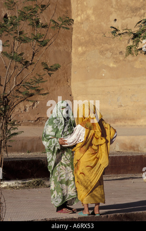 Africa, Marocco, Taroudant velati di donne musulmane in chat alla base delle mura della città Foto Stock