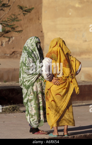 Africa, Marocco, Taroudant velati di donne musulmane in chat alla base delle mura della città Foto Stock