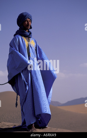 Africa, Marocco, Tinfou (vicino a Zagora, Taureg uomo in abito tradizionale sulle dune di sabbia (MR) Foto Stock