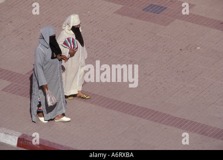 Africa, Marocco Essaouira, velata donne musulmane a piedi attraverso plaza Foto Stock