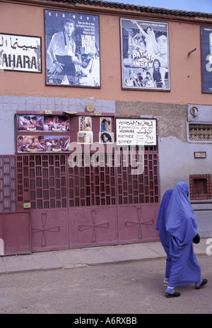 Africa, Marocco, Taroudant, donne velate a piedi passato cartelloni del teatro outsidse mostrando filmati trasgressivi Foto Stock