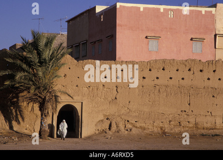 Africa, Marocco, Taroudant, donna musulmana velata a piedi attraverso arch nel vecchio pise (mattone di fango) parete della città Foto Stock