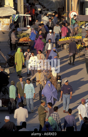 Africa, Marocco, Taroudant musulmana velata donne e altri in jeans vicino a fornitori di frutta al posto di al-Alaouyane Foto Stock