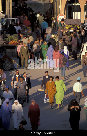 Africa, Marocco, Taroudant musulmana velata donne e altri in jeans vicino a fornitori di frutta al posto di al-Alaouyine Foto Stock