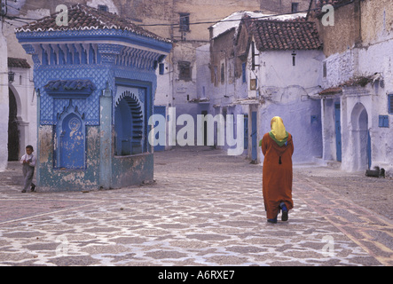 Africa, Marocco, Chefchaouen (aka Chaouen), donna musulmana in abito tradizionale passeggiate attraverso Plaza Alhaouta Foto Stock