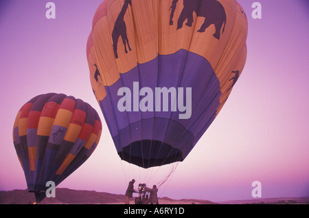 Africa, Namibia, Namib Desert, Naukluft Park. Mongolfiera e sport aerei di ballon viaggio oltre il deserto del Namib Foto Stock