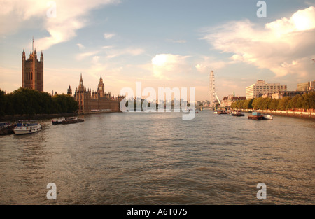 Le case del Parlamento sulla sponda nord del fiume Tamigi e il London Eye sulla banca del sud. Londra. In Inghilterra. Regno Unito Foto Stock