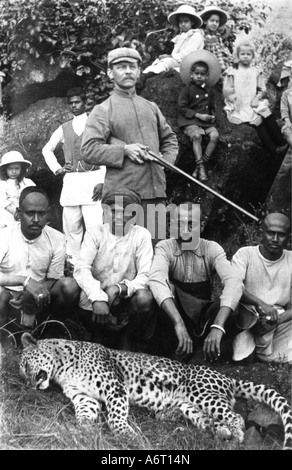 Caccia, gatti rapaci, leopardo, predatore sparato, cacciatore e assistenti, foto di gruppo, India, 1902, gatto, assistente, caccia al grande gioco, indiano, Brit, inglese, coloniale, colonia, posa, fucile, arma, persone, bambino, bambini, circa 1900, 19th secolo, 20th, storico, storico, 1900s, Foto Stock