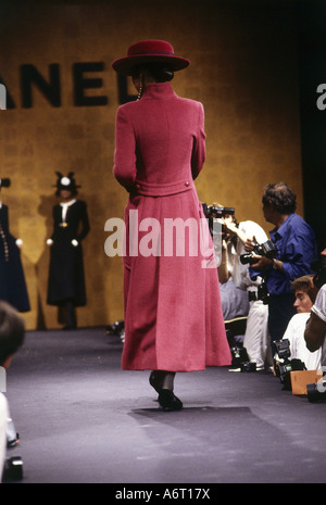 Moda, 1980s, manichino, cappotto, lunghezza intera, passerella, autmn inverno, di Chanel, Paris, 1990, 1990s, 90s, , Foto Stock