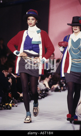 Moda, 1990s, manichino, con minigonna e giacca, passerella, autmn inverno, di Chanel, Parigi, 1990, 90s, , Foto Stock