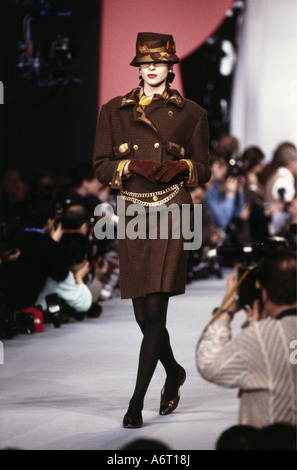 Moda, 1990s, manichino, con minigonna e giacca, passerella, autmn inverno, di Chanel, Parigi, 1990, 90s, , Foto Stock