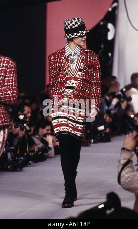 Moda, 1990s, manichino, vestito e giacca in maglia, lunghezza intera, passerella, autmn inverno, di Chanel, Parigi, 1990, 1990s, 90s, , Foto Stock