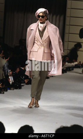 Moda, 1980s, manichino, lunghezza intera, cappotto, passerella, autunno inverno, di Chanel, Parigi, 1986, 80s, , Foto Stock