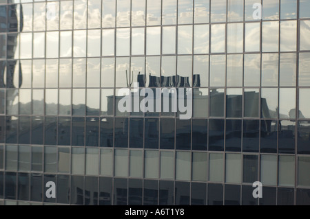 La riflessione in città blocco ufficio windows Foto Stock