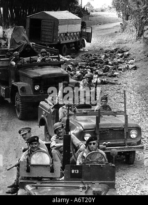 Geografia / viaggio, Congo, Simba rivolta 1964 - 1965, colonna di mercenari che guidano attorno ai corpi ribelli, vicino Njoka, Ituri, provincia Orientale, dicembre 1964, Foto Stock