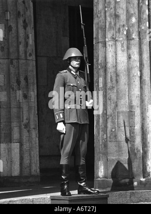 Militare, Germania, Repubblica democratica tedesca, Esercito popolare Nazionale, 1st Reggimento di Guardie 'Friedrich Engels', soldato della guardia d'onore, Neue Wache, Unter den Linden, Berlino Est, GDR, uniforme, casco in acciaio, fucile, guardia, sentry, 20th secolo, , Foto Stock