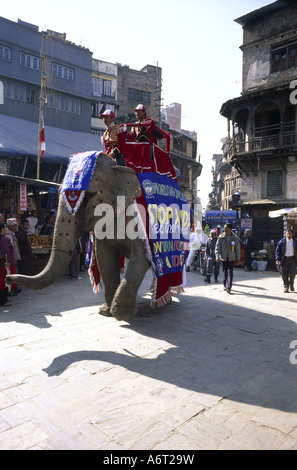 Dimostrazione, GIORNATA MONDIALE DELL AIDS 1.12.2005, elefante con banner, Kathmandu, Nepal, 1 Dicembre, campagna, malattia, virus HIV, cri Foto Stock