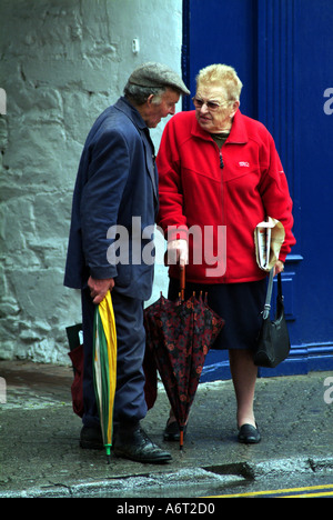 Coppia di anziani parlando Killarney Irlanda Foto Stock