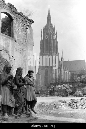 Eventi, epoca del dopoguerra, città distrutte, Francoforte sul principale, cattedrale, vista esterna, 1945, Foto Stock