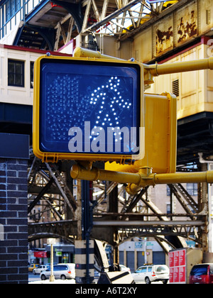 LED giallo 'cammina' segnale per pedoni di fronte alla 125th Street & Broadway la stazione della metropolitana di Manhattan. Foto Stock