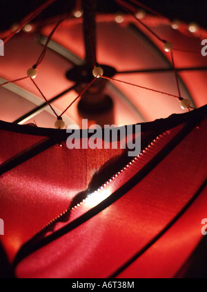 Insolito rosso luminoso lampadario appeso in un cono di sprial forma. Foto Stock