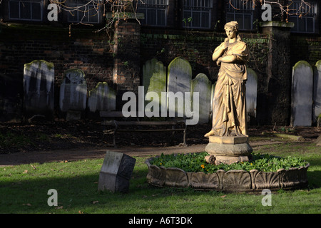 Statua di Euterpe. St George Gardens, Bloomsbury, Camden, London, England, Regno Unito Foto Stock