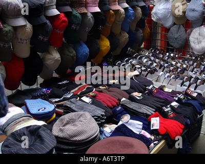 Cappelli, sciarpe, globi, e occhiali da sole in una strada del fornitore di display nel Greenwich Village a Manhattan. Foto Stock