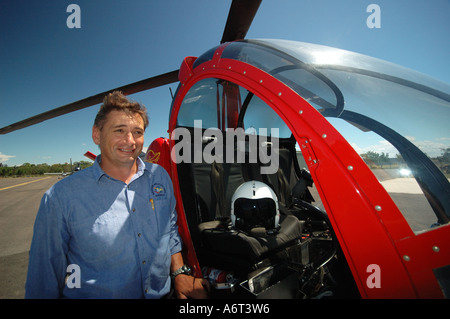 Pilota del trinciapaglia che esegue il pre controlli di volo Foto Stock