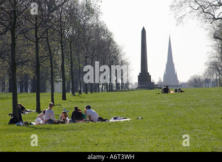 Picnicers e il monumento a Speke in Kensington Gardens. Kensington e Chelsea, London, England, Regno Unito Foto Stock