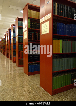 Righe e righe di riferimento vecchi libri sugli scaffali a Fogelman library alla nuova scuola per la ricerca sociale. Foto Stock