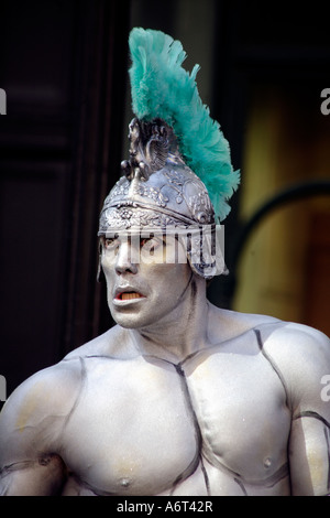 Mime in centurione romano costume. James Street, Covent Garden, Londra, Inghilterra, Regno Unito Foto Stock
