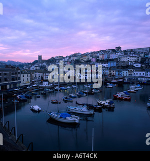 Vista sul porto a Brixham, Devon, Regno Unito, al tramonto Foto Stock