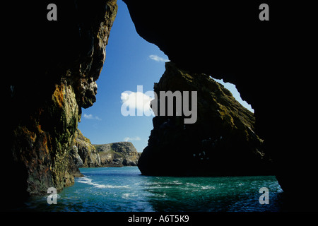 Grotta marina Ramsey isola riserva naturale St Davids David Pembrokeshire Wales UK Gran Bretagna GB Foto Stock