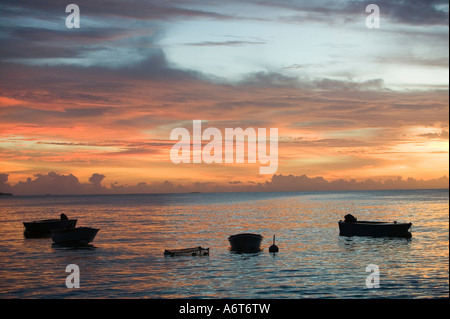 Barche al tramonto su Funafuti isola, Tuvalu Foto Stock