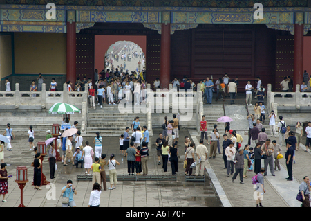 La folla di gente che visita il Tempio del Cielo padiglioni come viste attraverso il cortile, Pechino, Cina. Foto Stock