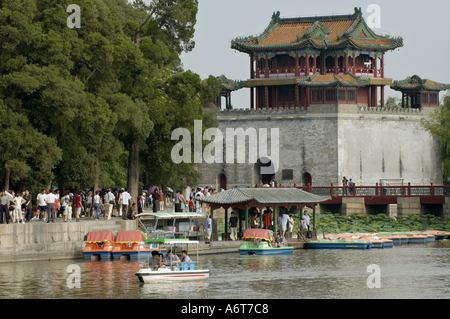 Persone in barca sul Lago Kunming nel palazzo d'Estate a Pechino, Cina. Foto Stock