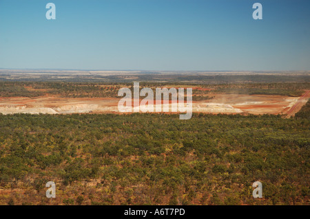 Cicatrice sul paesaggio aprire il taglio della miniera di carbone di antenna Queensland Australia Foto Stock