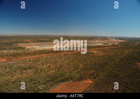 Vista aerea di trascinare linea a Queensland centrale della miniera di carbone di terra in Australia Foto Stock