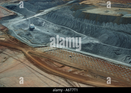 Vista aerea di trascinare linea a Queensland centrale della miniera di carbone di terra in Australia Foto Stock