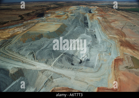 Vista aerea di trascinare linea a Queensland centrale della miniera di carbone di terra in Australia Foto Stock