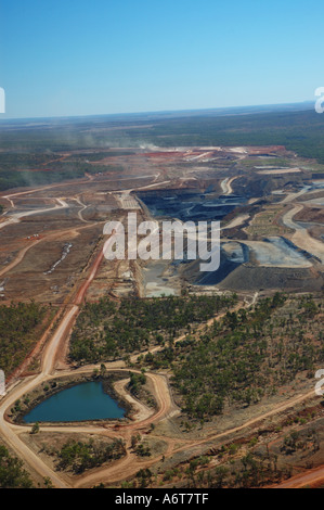 Vista aerea di trascinare linea a Queensland centrale della miniera di carbone di terra in Australia Foto Stock