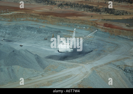 Vista aerea di trascinare linea a Queensland centrale della miniera di carbone di terra in Australia Foto Stock