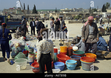 La siria Qalat al mercato Mudiq venditore a vendere bacinella di plastica Foto Stock