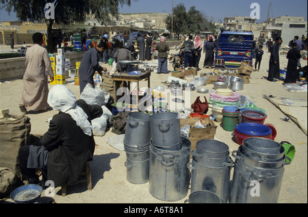 La siria Qalat Mudiq al fornitore del mercato di vendita bacini di alluminio Foto Stock