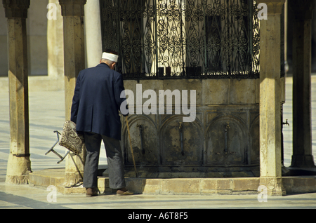 Siria Aleppo Alep vecchio uomo dentro la Grande Moschea cortile Foto Stock