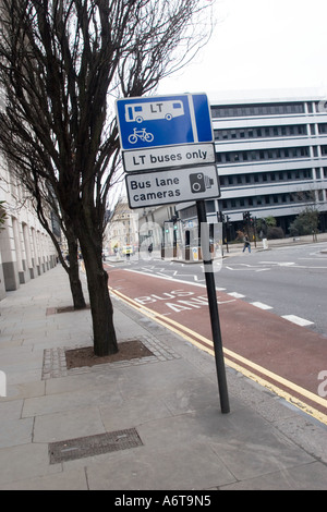 LT Bus solo segno e la corsia degli autobus telecamere segno nella città di Londra, GB UK Foto Stock